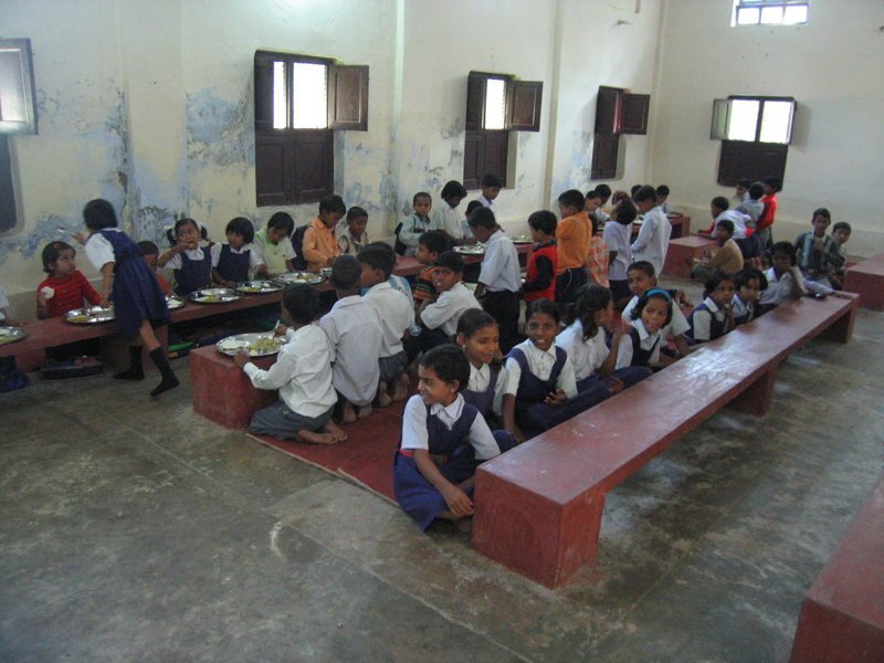 Или вот: школьная столовая в Индии. Думаете это ужасные условия и хуже уже некуда? Условия и вправду ужасные, но бывает и хуже