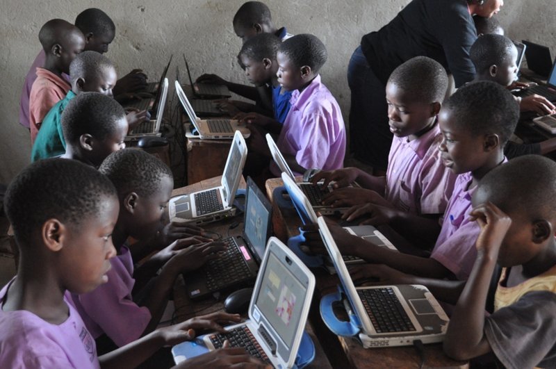 Эта школа может стоять посреди пустыни в 40 км от ближайшей деревни, но там запросто могут быть компьютеры и интернет