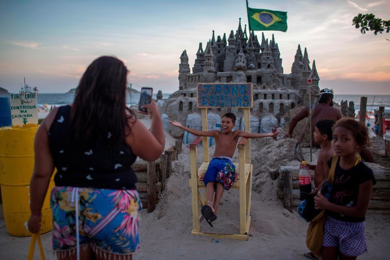 Этот житель Бразилии вот уже 22 года живёт в замке из песка на одном из самых престижных пляжей Рио