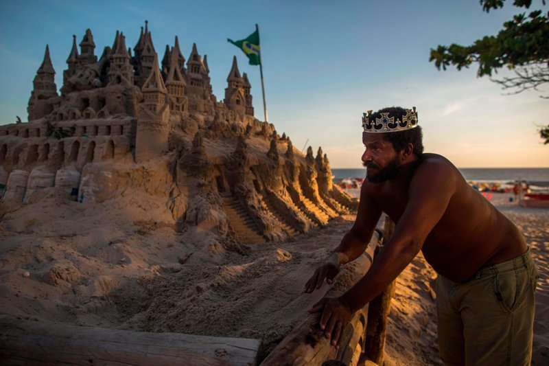Этот житель Бразилии вот уже 22 года живёт в замке из песка на одном из самых престижных пляжей Рио