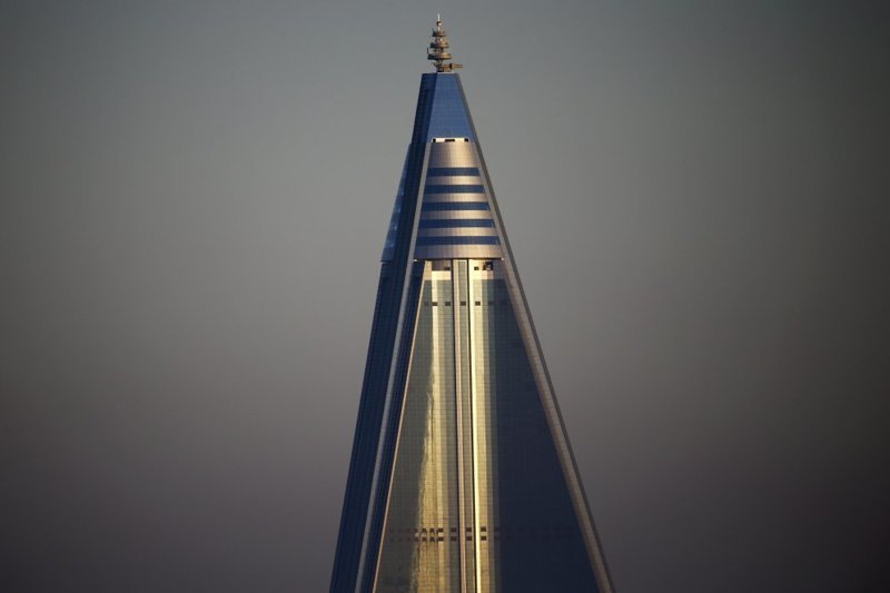  Верхушка 105-этажной гостиницы "Рюгён" (так когда-то назывался Пхеньян). 330 метров — это тебе не жук чихнул!