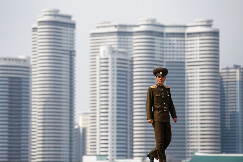  Солдат на фоне новой архитектуры Пхеньяна