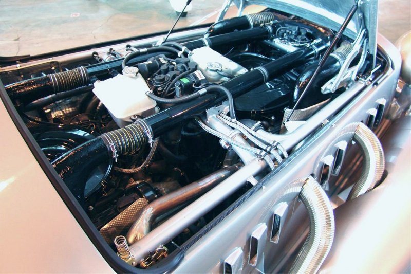 Машина построена на основе спаривания двух 300‑сильных 5‑литровых V8 Mercedes, используемых ранее в S‑классе W126 и в AMG Hammer.