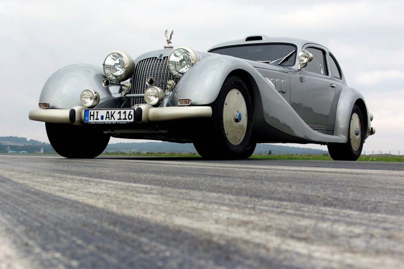 Большому автомобилю должен соответствовать большой топливный бак. Его объём здесь более могуч, чем на Bugatti Veyron, и составляет 145 литров. Расход в смешанном цикле равен 21,7 л/100 км.