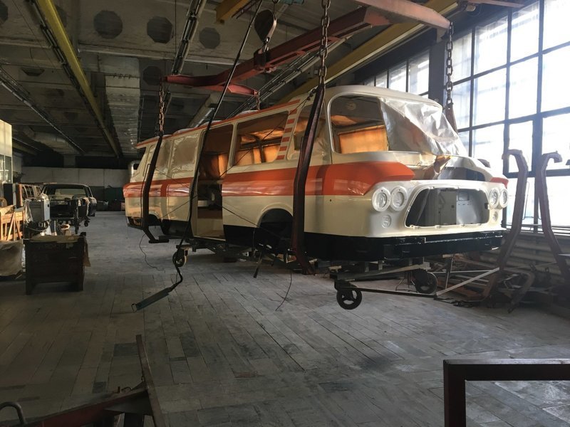 Сотрудники завода ЗИЛ (МСЦ6 АМОЗИЛ) восстанавливают легендарный микроавтобус ЗИЛ-118 «Юность»
