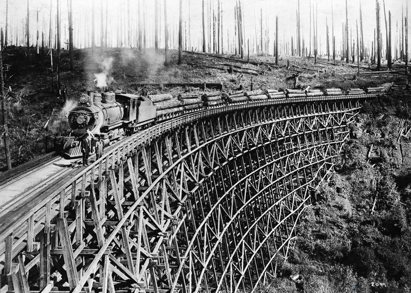 Железнодорожный мост-эстакада в Канаде.
