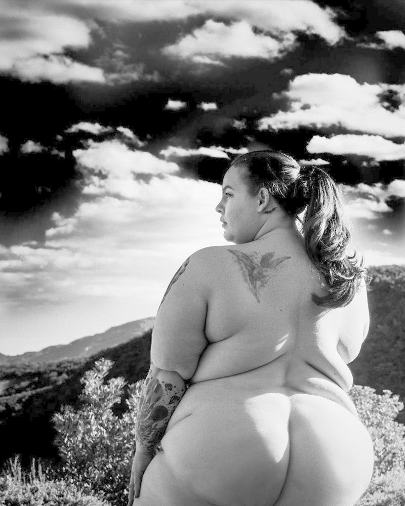 Тесса Холлидей похвасталась полностью "голым снимком". 