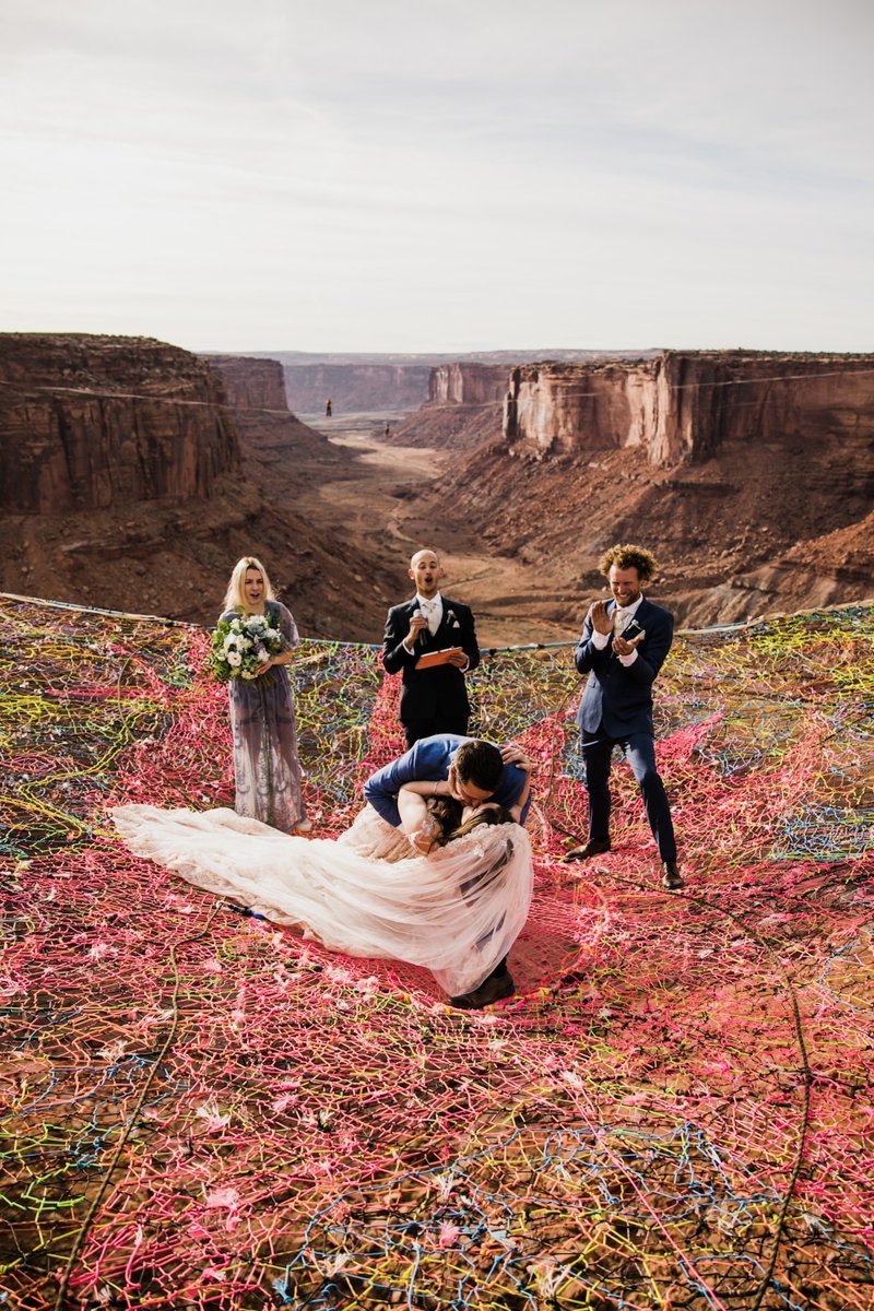 Влюбленные авантюристы сыграли свадьбу над каньоном Моаб