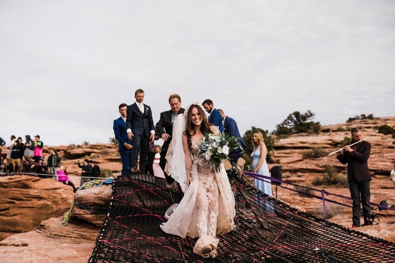 Влюбленные авантюристы сыграли свадьбу над каньоном Моаб