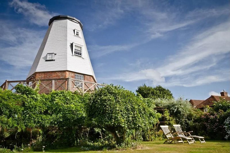 Старая мельница Old Smock Mill в графстве Кент - тихое уютное местечко. Там вас ждет широкая деревянная кровать, скрипящие белые простыни и изумительный домашний хлеб от гостеприимной хозяйки Клэр