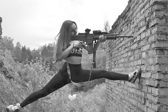 Русская девушка в военной форме Елена Делигиоз покоряет интернет