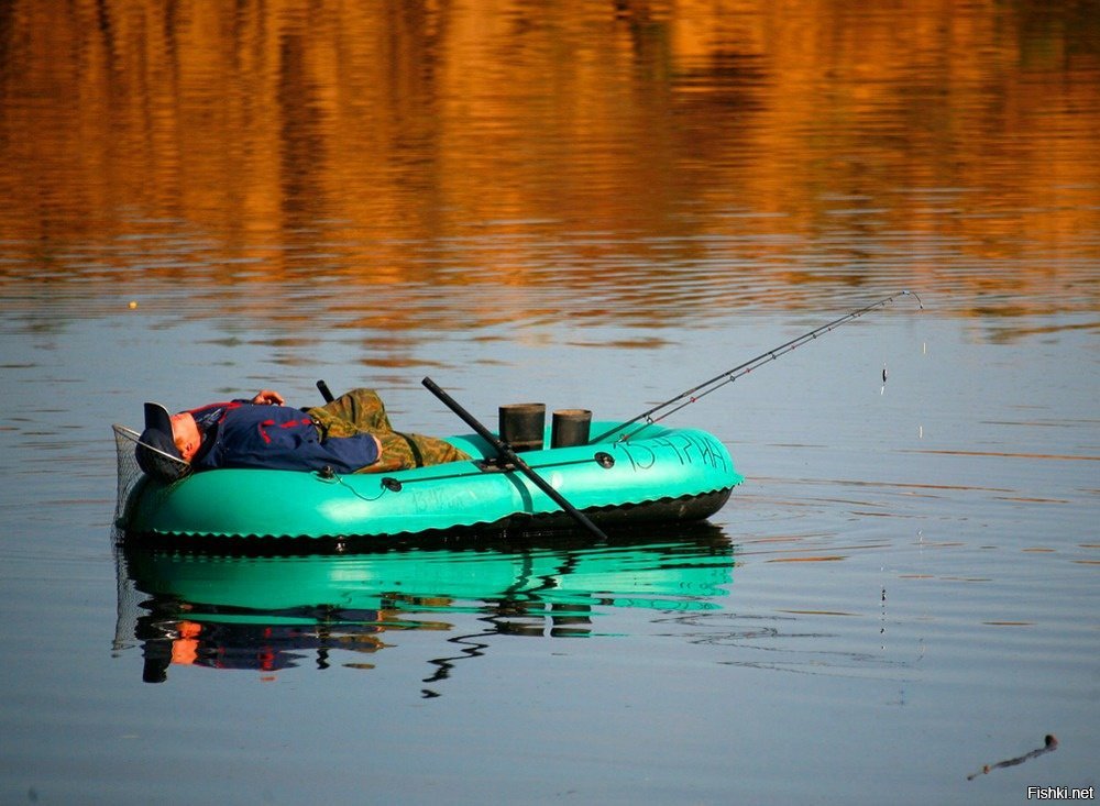 Рыбалка с лодки в 2024 году. Лодка для рыбалки. Рыбак в лодке. Рыбак на резиновой лодке. Рыбак на надувной лодке.