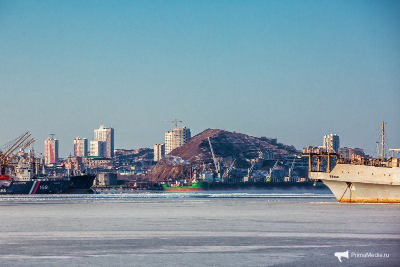 Замерз незамерзающий Золотой Рог во Владивостоке