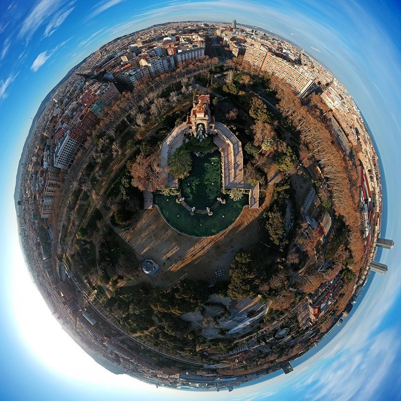 Барселона, похожая на маленькие планеты, в формате 360 градусов
