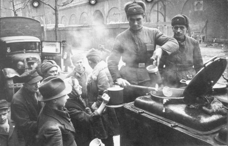 Русские кормили немцев кашей
