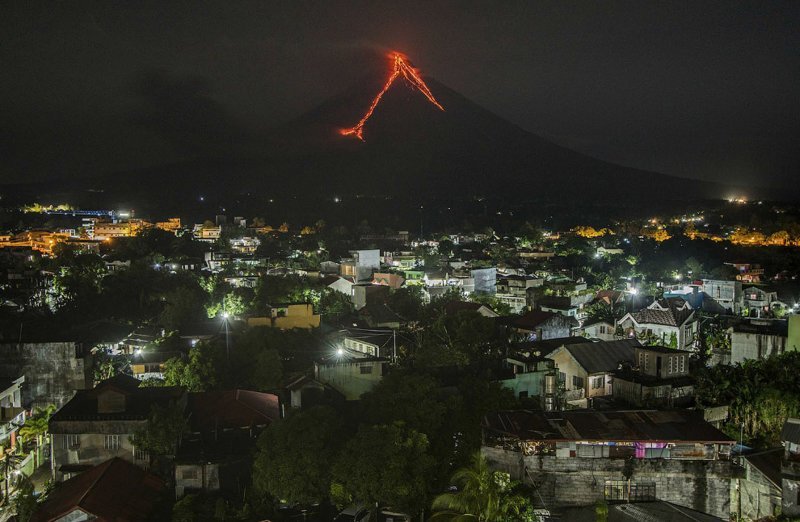 Лава каскадами спускается по склонам вулкана Майон, 16 января 2018