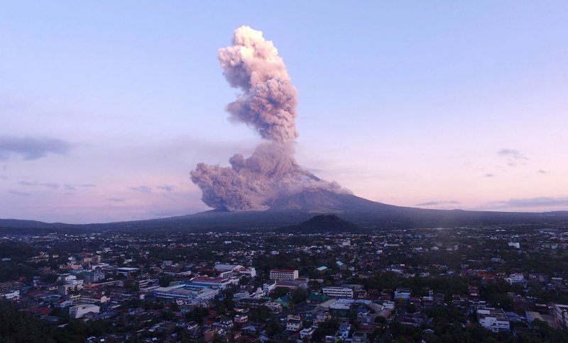 Город Легаспи и вулкан Майон на Филиппинах, 24 января 2018. (Фото Charism Sayat)