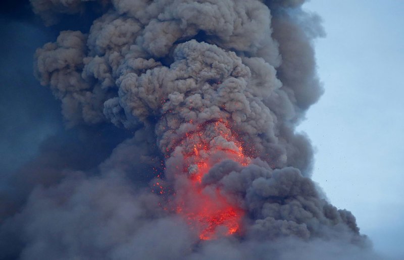 Извержения вулканов, хоть и красивы, но относятся к геологическим стихийным бедствиям