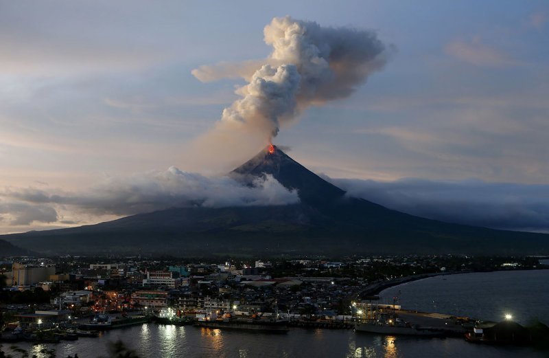 Город Легаспи и вулкан Майон на Филиппинах, 25 января 2018