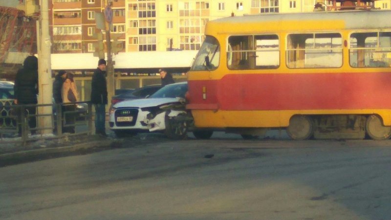 Авария дня. В Екатеринбурге водитель Ауди протаранил трамвай