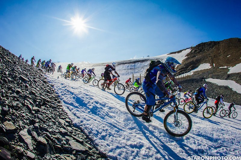 Mountain of Hell спуск велогонщиков с горы