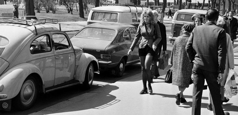 Немножко стиля GIRLS & CARS.Вместе с этой очаровательной финской девушкой, которой сейчас минимум 60, мы видим Opel Kadett B Coupé F, VW Käfer Ovali и парочку VW Transporter T2.