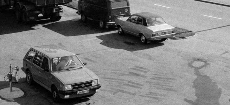 На этом фото помимо вездесущего VW Transporter T2 мы видим Vauxhall Viva и гостя из ФРГ на совсем свеженьком в тот год Opel Kadett Karavan.