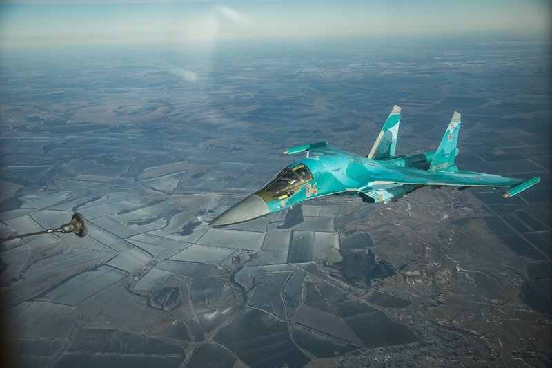 Дозаправка новейших Су-34 в небе: фоторепортаж из воздушного танкера