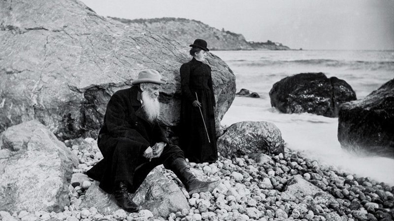 Лев Толстой с дочерью Александрой на берегу Черного моря, 1901 год.