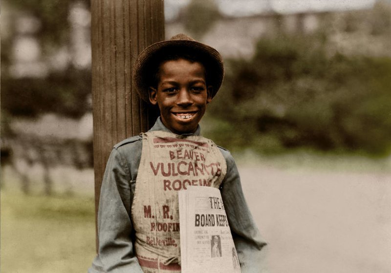 11-летний Роланд торгует газетами в Ньюарке, Нью-Джерси