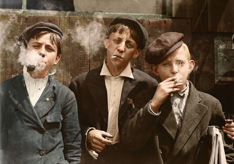 Раймонд Клоуз (в центре), 13-летний газетчик из Сент-Луиса, штат Миссури. 1910 г.