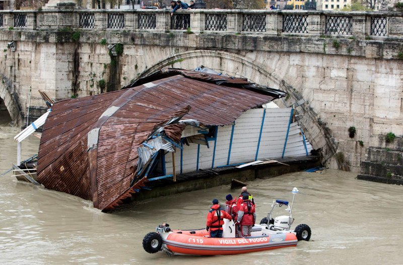 Полное отсутствие чувства габаритов. Лодка застряла в арке моста Сант-Анджело на реке Тибр в центре Рима