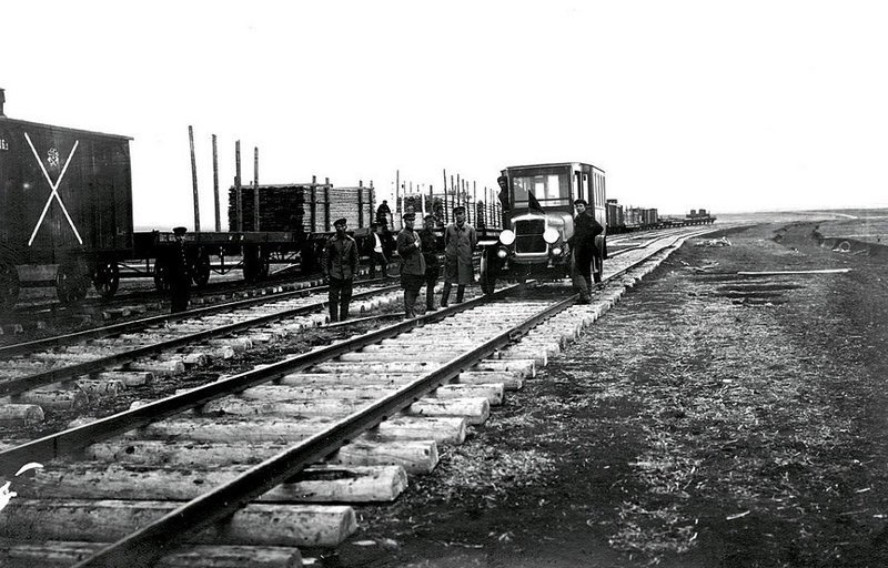 Строительства железной дороги и прибытие первого паровоза из Карталов