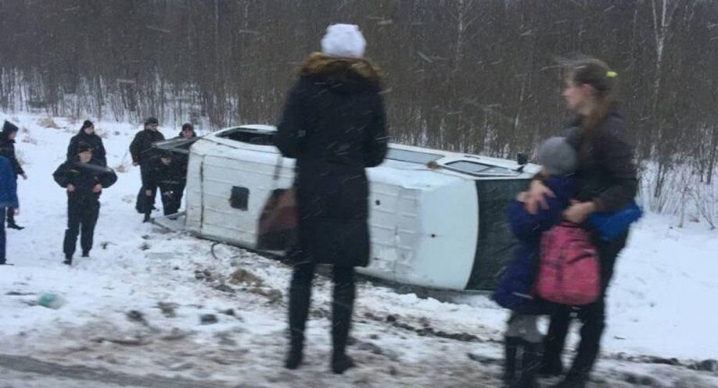 Авария дня. В Беларуси перевернулась маршрутка, в которой ехали 15 пассажиров
