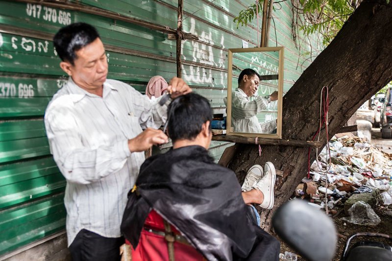 Уличные парикмахеры Камбоджи Пномпень, камбоджа, местная экзотика, необычно, парикмахерские, парикмахеры, фоторепортаж, фотосерия