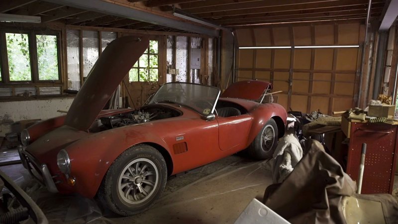 Классические автомобили на сумму 4 миллиона долларов с старом гараже