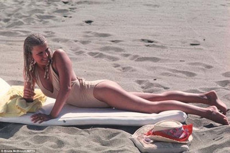 А это оригинал 1979 года, вдохновивший Ким Кардашьян на пляжную фотосессию