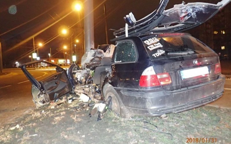 В Каунасе, при попытке уйти от полицейской погони BMW врезался в столб