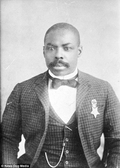 Капрал Исаии Мейс был военнослужащим "Солдат Буффало" ("негритянская кавалерия" армии США, сформированная в 1866)