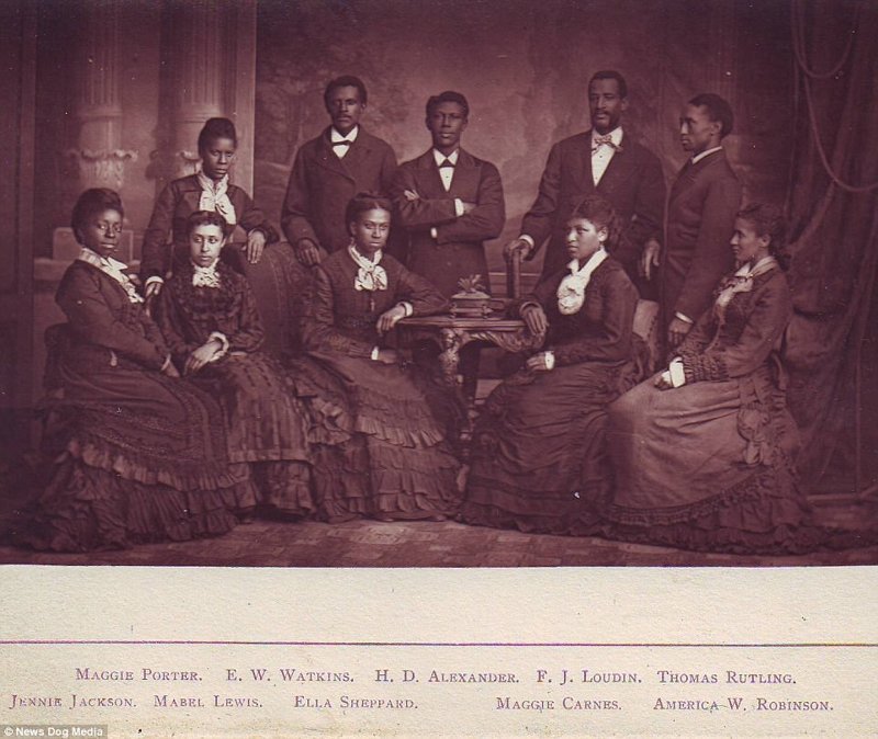 Участники Fisk Jubilee Singers -  ансамбля а капеллы, состоящего из темнокожих студентов нэшвиллского университета. Ансабль был создан примерно в 1870-х, его деятельность продолжается и в настоящее время.