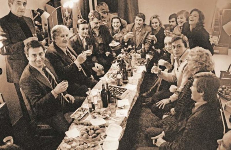 Редкие фото советских знаменитостей на праздниках и во время застолья