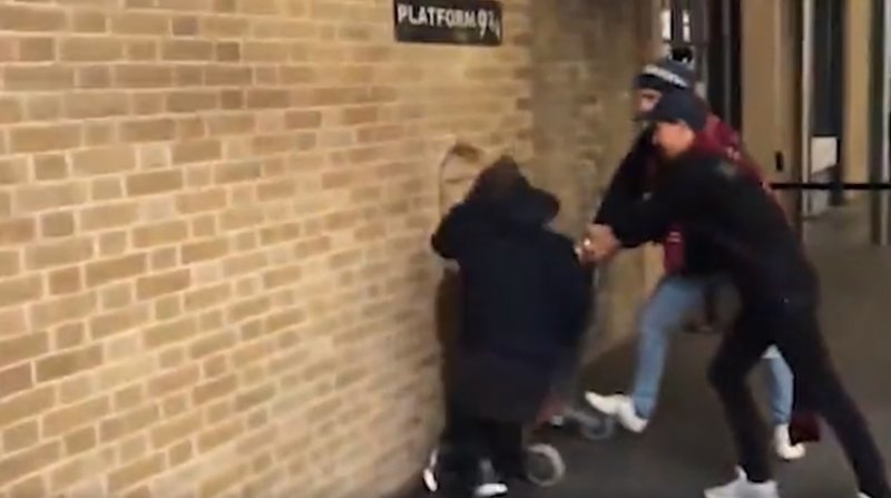 Фанат «Гарри Поттера» не смог прорваться на платформу 9¾