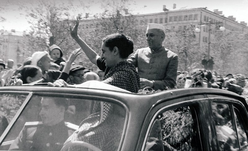 Жители Магнитогорска приветствуют Джавахарлал Неру и его дочь Индира Ган 1955 год