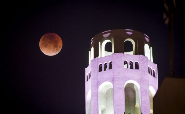 Красное и филоетовое: суперлуна над обзорной башней Койт в Сан-Франциско
