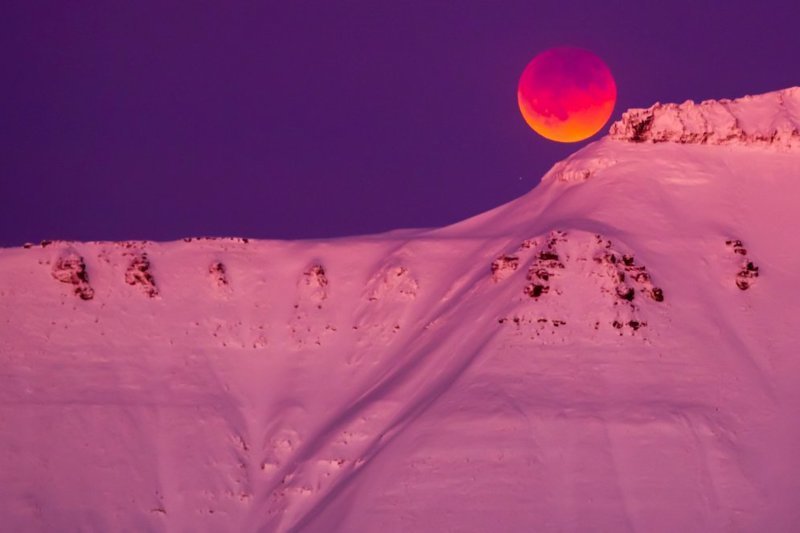 Красный цвет Луны обусловлен лунным затмением