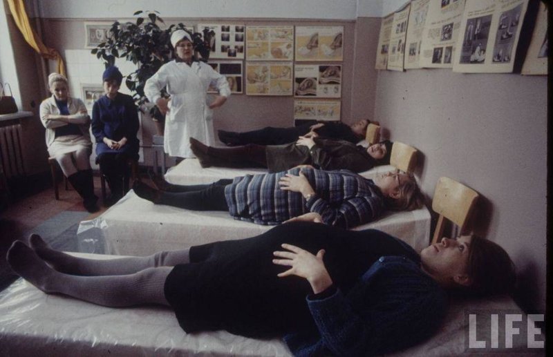 Будущие мамы делают специальные дыхательные упражнения. Москва