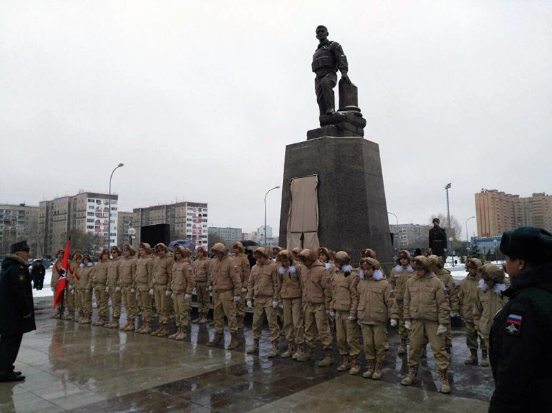Церемония открытия памятника офицеру Александру Прохоренко, погибшему в Сирии, в Оренбурге. 4 ноября 2017  