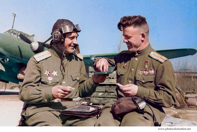 Летчики 81-го авиационного полка отдыхают у бомбардировщика Пе-2