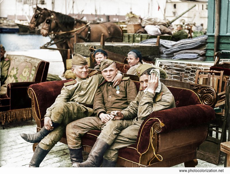 Советские солдаты на диване в порту на острове Борнхольм.