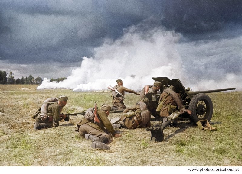 Расчет 45-мм противотанковой пушки образца 1942 г. (М-42) ведет бой под прикрытием дымовой завесы. Центральный фронт.
